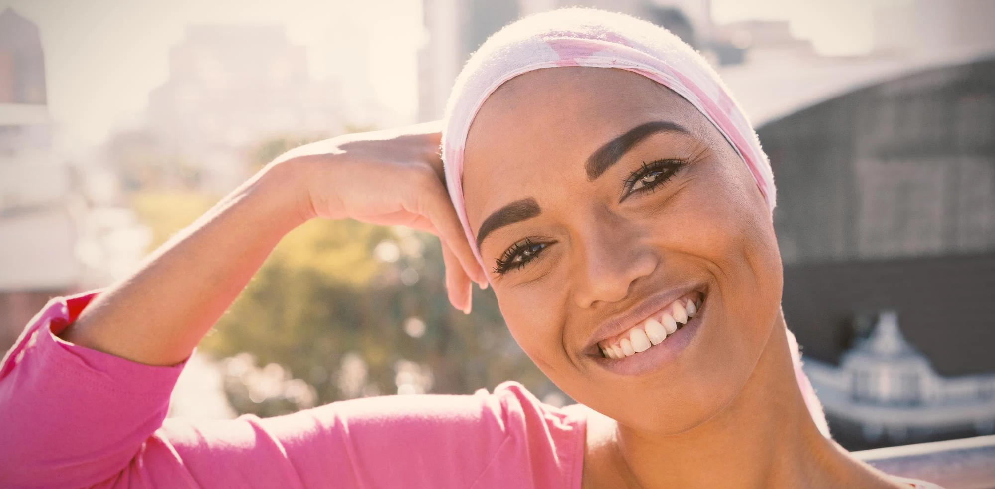 Paciente em Tratamento Oncológico sorrindo, representando o cuidado odontológico especializado e humanizado da ZENITH dentro do Hospital SOCOR em Belo Horizonte
