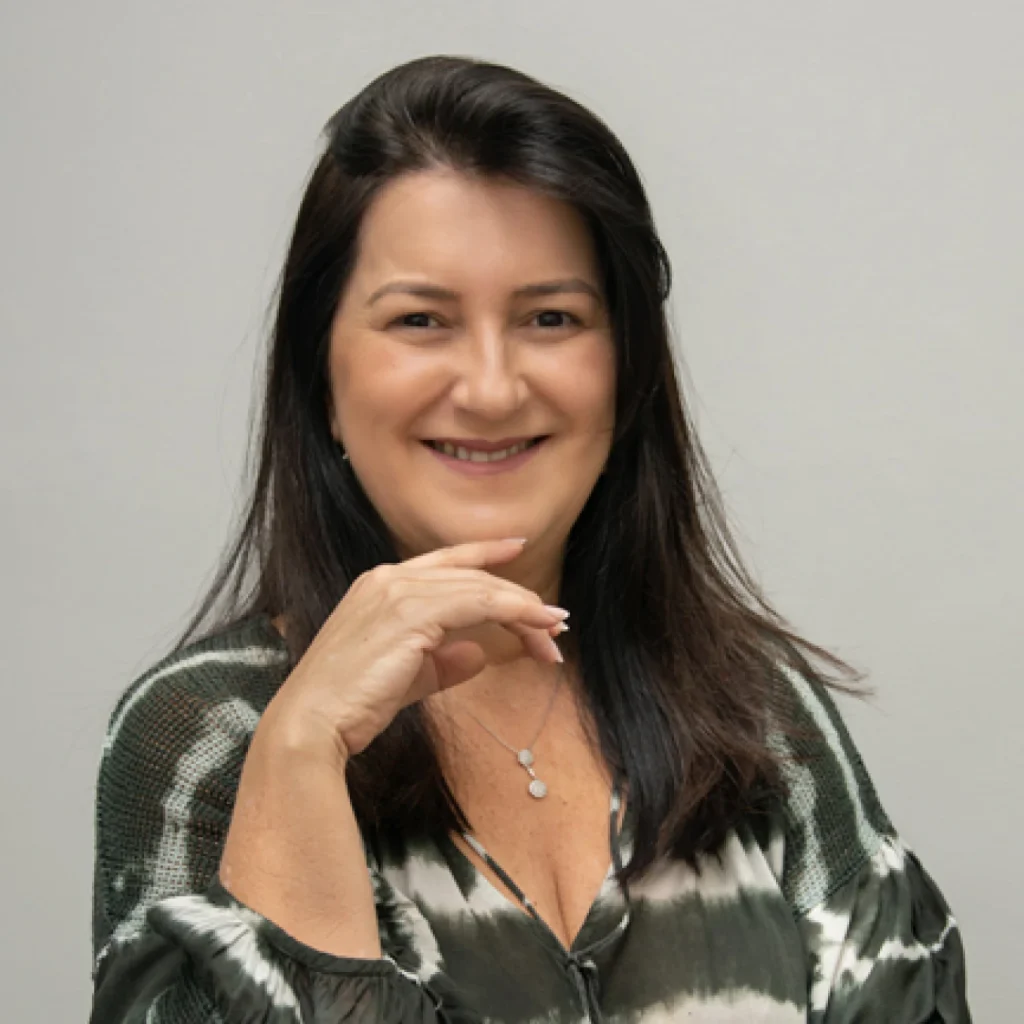 Dra. Juliana Massote, dentista especialista em odontologia hospitalar e patologia bucal, sorrindo em foto profissional da ZENITH Odontologia Hospitalar em Belo Horizonte