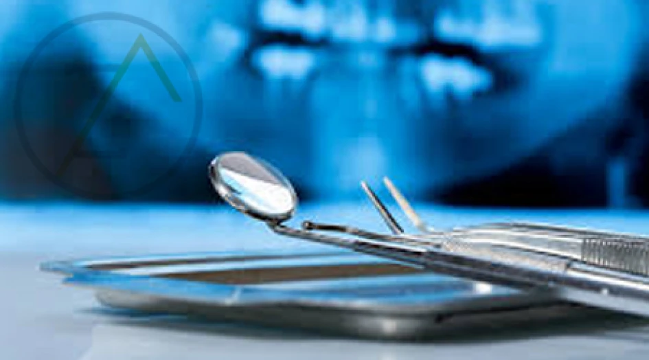 Instrumentos cirúrgicos odontológicos esterilizados preparados para procedimento bucomaxilofacial em ambiente hospitalar