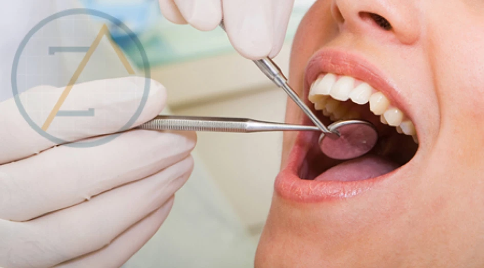 Dentista realizando exame clínico odontológico com espelho e sonda exploradora em paciente